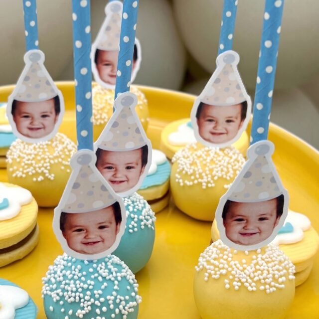 Cake pops con grageas y topper