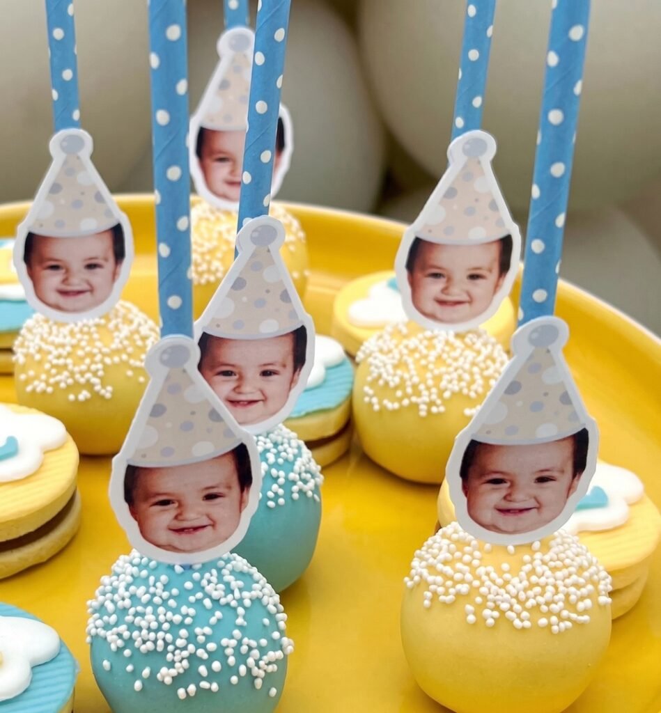 Cake pops con grageas y topper