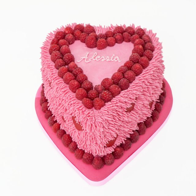 Pastel corazón de cerezas