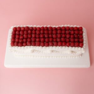 Pastel alargado de frambuesa
