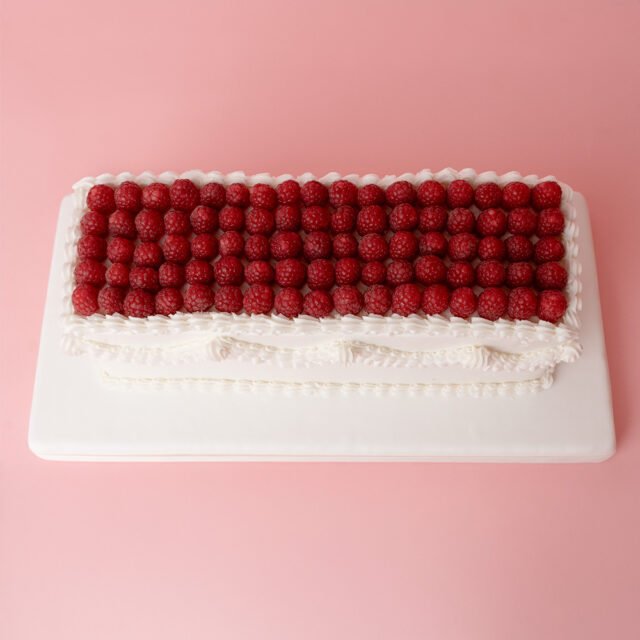 Pastel alargado de frambuesa