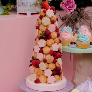 Topiario de profiteroles con frutos rojos