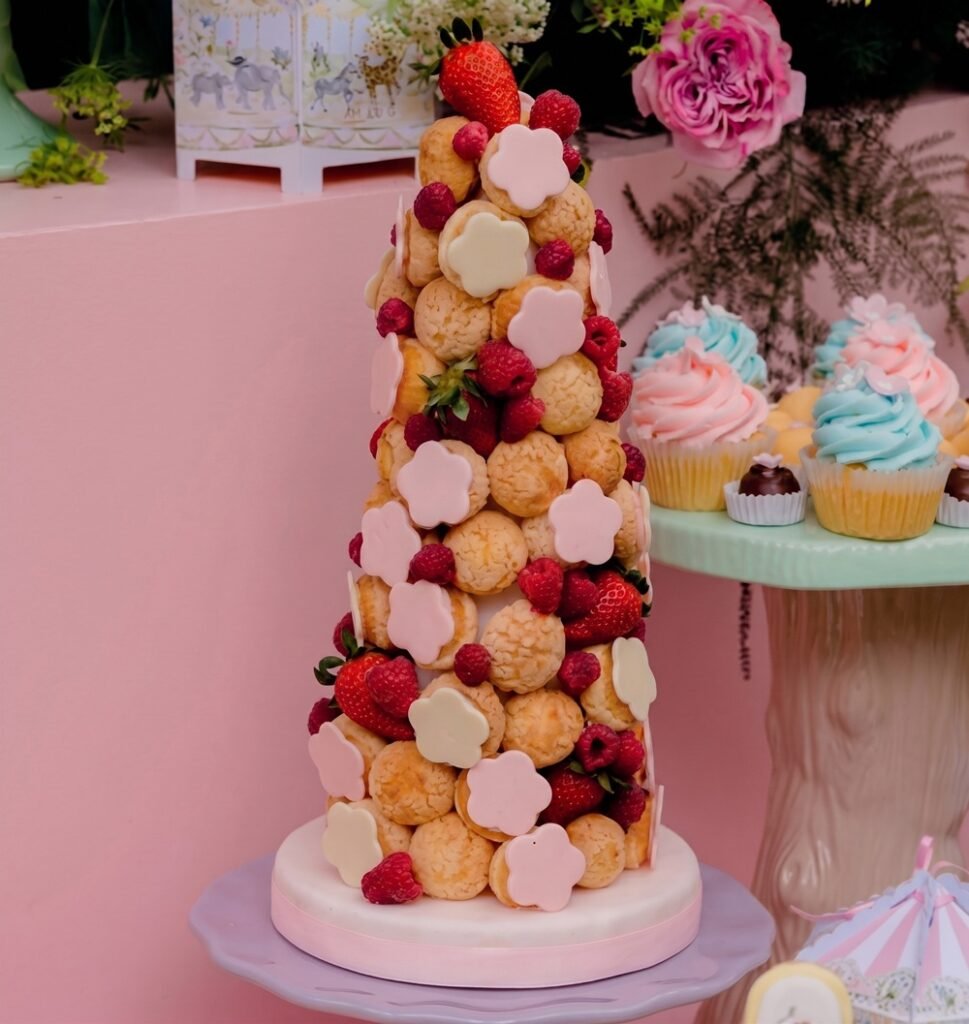 Topiario de profiteroles con frutos rojos